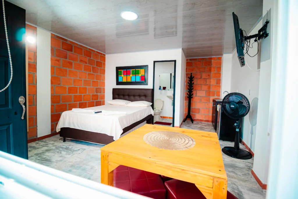 Habitación cama queen amoblada para hospedaje en girón