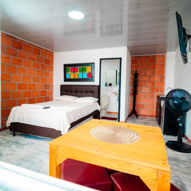 Habitación cama queen amoblada para hospedaje en girón