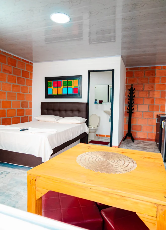 Habitación cama queen amoblada para hospedaje en girón