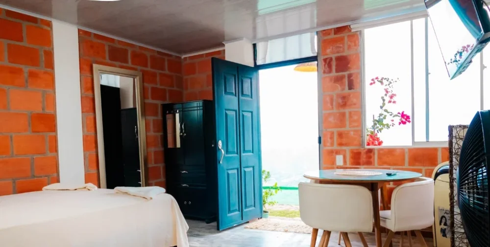 Habitación cama queen amoblada para hospedaje en girón