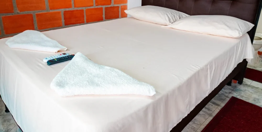 Habitación cama queen amoblada para hospedaje en girón