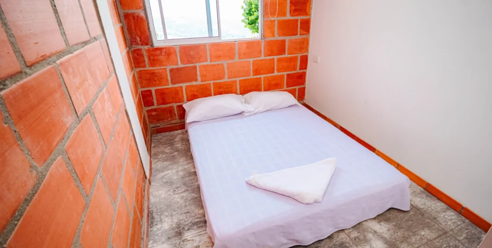 Habitación El prado: Habitación sencilla con cama doble y ventana